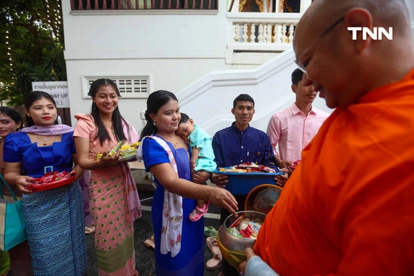 รูป-ตักบาตรเทโวพระสงฆ์ 108 รูป วันออกพรรษา พุทธศาสสนิกชนแน่นภูเขาทอง-21