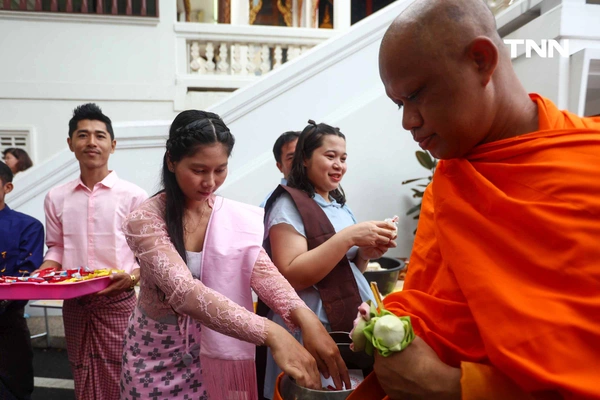 รูป-ตักบาตรเทโวพระสงฆ์ 108 รูป วันออกพรรษา พุทธศาสสนิกชนแน่นภูเขาทอง-20