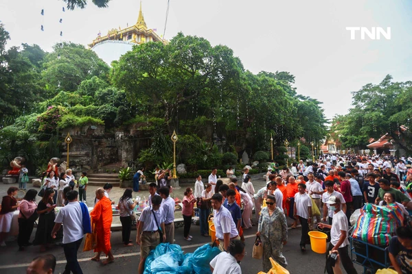 รูป-ตักบาตรเทโวพระสงฆ์ 108 รูป วันออกพรรษา พุทธศาสสนิกชนแน่นภูเขาทอง-14