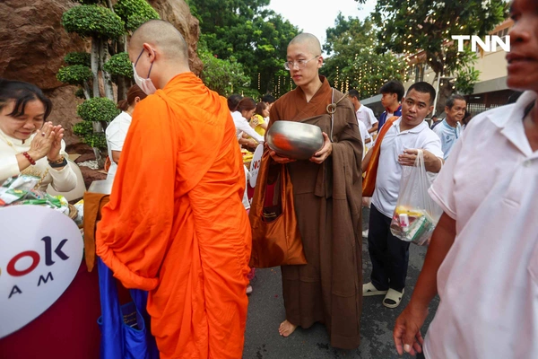 รูป-ตักบาตรเทโวพระสงฆ์ 108 รูป วันออกพรรษา พุทธศาสสนิกชนแน่นภูเขาทอง-28