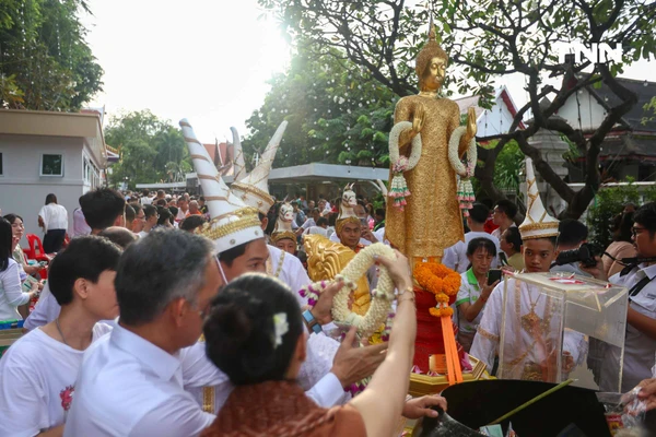 รูป-ตักบาตรเทโวพระสงฆ์ 108 รูป วันออกพรรษา พุทธศาสสนิกชนแน่นภูเขาทอง-7
