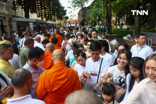 รูป-ตักบาตรเทโวพระสงฆ์ 108 รูป วันออกพรรษา พุทธศาสสนิกชนแน่นภูเขาทอง-24