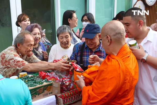 รูป-ตักบาตรเทโวพระสงฆ์ 108 รูป วันออกพรรษา พุทธศาสสนิกชนแน่นภูเขาทอง-6