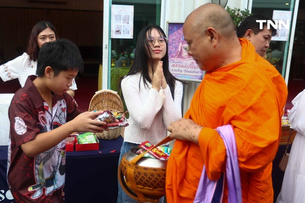รูป-ตักบาตรเทโวพระสงฆ์ 108 รูป วันออกพรรษา พุทธศาสสนิกชนแน่นภูเขาทอง-18