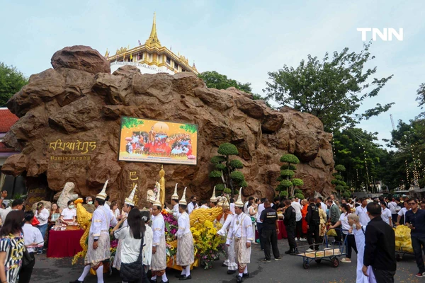 รูป-ตักบาตรเทโวพระสงฆ์ 108 รูป วันออกพรรษา พุทธศาสสนิกชนแน่นภูเขาทอง-25