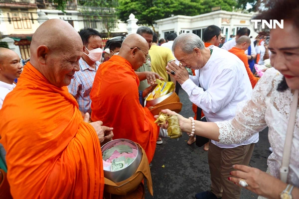 รูป-ตักบาตรเทโวพระสงฆ์ 108 รูป วันออกพรรษา พุทธศาสสนิกชนแน่นภูเขาทอง-13