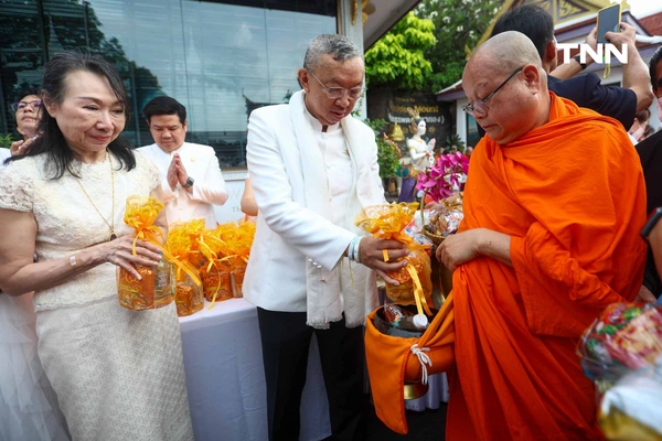 รูป-ตักบาตรเทโวพระสงฆ์ 108 รูป วันออกพรรษา พุทธศาสสนิกชนแน่นภูเขาทอง-5
