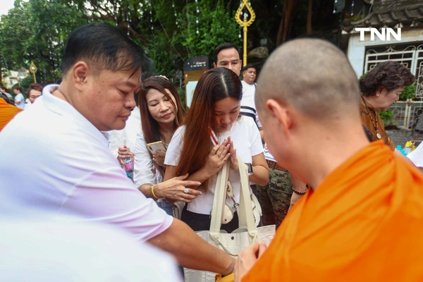 รูป-ตักบาตรเทโวพระสงฆ์ 108 รูป วันออกพรรษา พุทธศาสสนิกชนแน่นภูเขาทอง-10