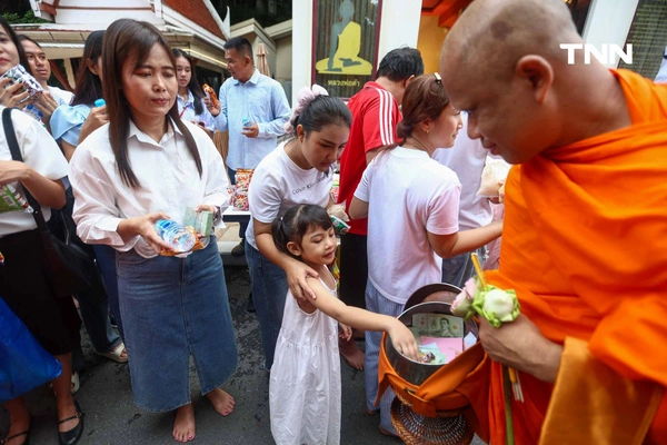 รูป-ตักบาตรเทโวพระสงฆ์ 108 รูป วันออกพรรษา พุทธศาสสนิกชนแน่นภูเขาทอง-9