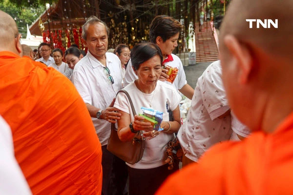 รูป-ตักบาตรเทโวพระสงฆ์ 108 รูป วันออกพรรษา พุทธศาสสนิกชนแน่นภูเขาทอง-15