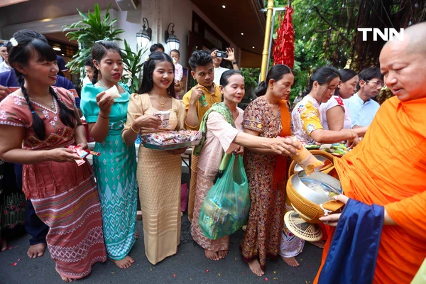 รูป-ตักบาตรเทโวพระสงฆ์ 108 รูป วันออกพรรษา พุทธศาสสนิกชนแน่นภูเขาทอง-17