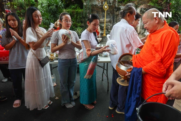 รูป-ตักบาตรเทโวพระสงฆ์ 108 รูป วันออกพรรษา พุทธศาสสนิกชนแน่นภูเขาทอง-16