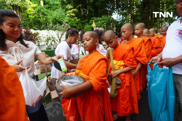 รูป-ตักบาตรเทโวพระสงฆ์ 108 รูป วันออกพรรษา พุทธศาสสนิกชนแน่นภูเขาทอง-30