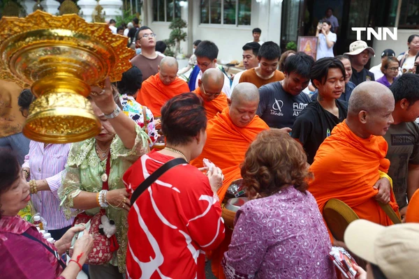 รูป-ตักบาตรเทโวพระสงฆ์ 108 รูป วันออกพรรษา พุทธศาสสนิกชนแน่นภูเขาทอง-11