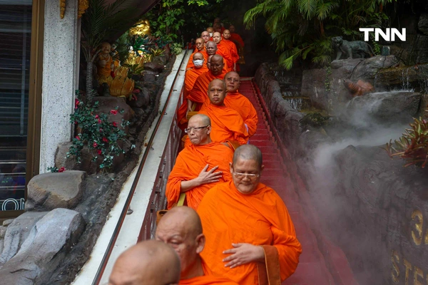 รูป-ตักบาตรเทโวพระสงฆ์ 108 รูป วันออกพรรษา พุทธศาสสนิกชนแน่นภูเขาทอง-4