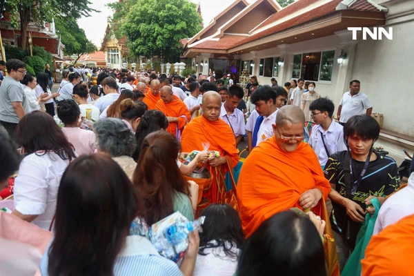 รูป-ตักบาตรเทโวพระสงฆ์ 108 รูป วันออกพรรษา พุทธศาสสนิกชนแน่นภูเขาทอง-12