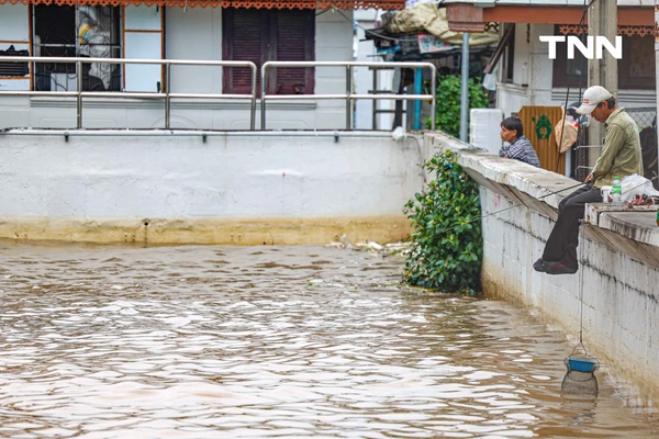 รูป-ระดับน้ำเพิ่มสูงขึ้น เฝ้าระวังฝนตกหนัก และน้ำท่วมรอการระบายในพื้นที่ชุมชน-14