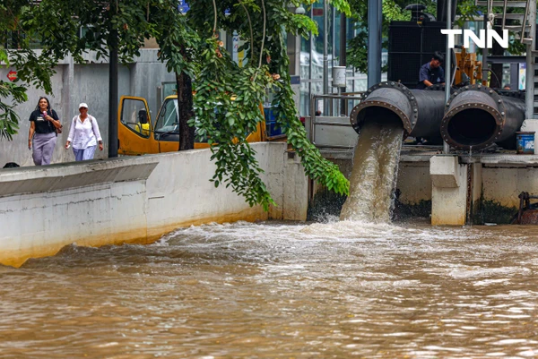 รูป-ระดับน้ำเพิ่มสูงขึ้น เฝ้าระวังฝนตกหนัก และน้ำท่วมรอการระบายในพื้นที่ชุมชน-12
