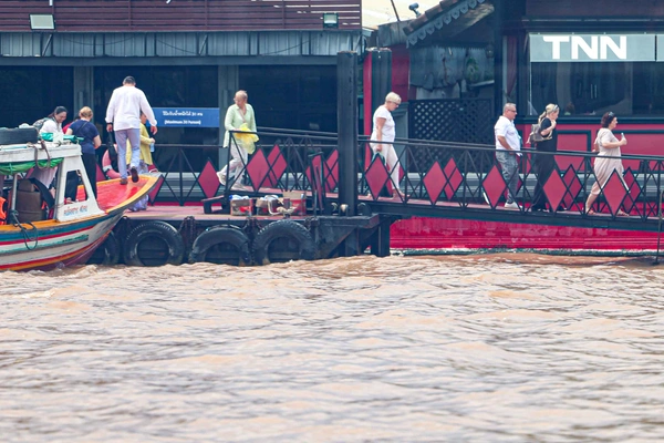 รูป-ระดับน้ำเพิ่มสูงขึ้น เฝ้าระวังฝนตกหนัก และน้ำท่วมรอการระบายในพื้นที่ชุมชน-9