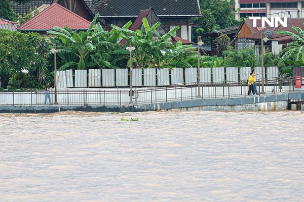 รูป-ระดับน้ำเพิ่มสูงขึ้น เฝ้าระวังฝนตกหนัก และน้ำท่วมรอการระบายในพื้นที่ชุมชน-13