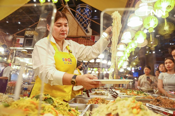 รูป-ไอคอนสยาม - เมืองสุขสยาม กินเจคึกคัก ชูอาหารฟิวชั่น “ฟัวกราส์เจ-สปาเก็ตตี้ซอสหลนน้ำชุบหยำเจ” เปิดมิติใหม่เทศกาลกินเจ-12