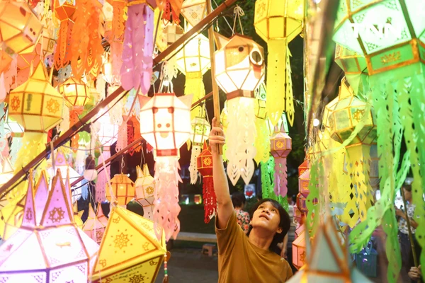 รูป-มนต์เสน่ห์แสงล้านนา ลำพูนสว่างไสว ชวนเที่ยวงาน "โคมแสนดวงที่เมืองลำพูน ประจำปี 2568"-18