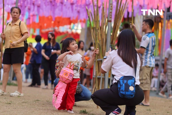 รูป-มนต์เสน่ห์แสงล้านนา ลำพูนสว่างไสว ชวนเที่ยวงาน "โคมแสนดวงที่เมืองลำพูน ประจำปี 2568"-22