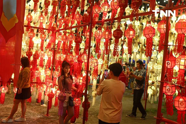 รูป-มนต์เสน่ห์แสงล้านนา ลำพูนสว่างไสว ชวนเที่ยวงาน "โคมแสนดวงที่เมืองลำพูน ประจำปี 2568"-21