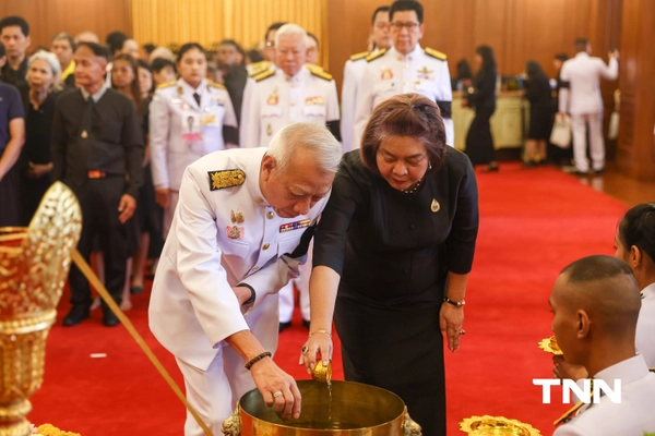 รูป-ประมวลภาพ ขบวนเชิญพระบรมศพ สมเด็จพระพันปีหลวง สู่พระบรมมหาราชวัง-15