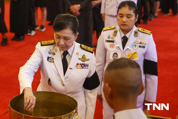 รูป-ประมวลภาพ ขบวนเชิญพระบรมศพ สมเด็จพระพันปีหลวง สู่พระบรมมหาราชวัง-10