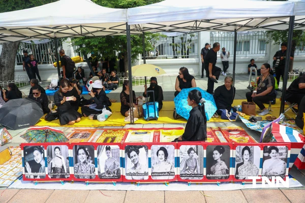 รูป-ประมวลภาพ ขบวนเชิญพระบรมศพ สมเด็จพระพันปีหลวง สู่พระบรมมหาราชวัง-27