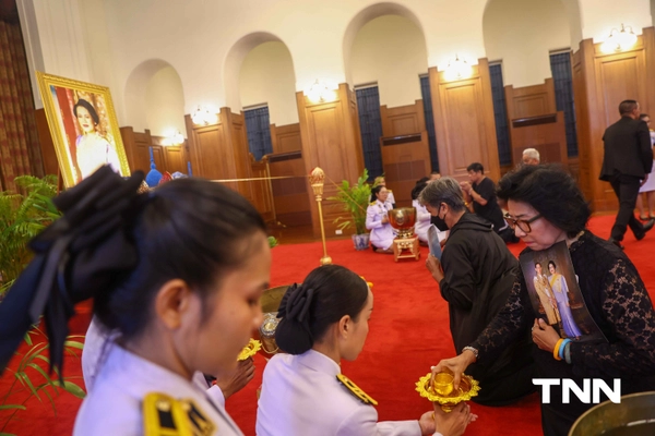 รูป-ประมวลภาพ ขบวนเชิญพระบรมศพ สมเด็จพระพันปีหลวง สู่พระบรมมหาราชวัง-8