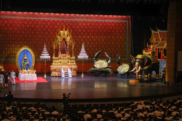 รูป-บวงสรวงการแสดงโขนมูลนิธิส่งเสริมศิลปาชีพฯ ประจำปี 2568 ตอน “สัตยาพาลี” สืบสานพระราชปณิธาน สมเด็จพระพันปีหลวง อนุรักษ์โขน สืบต่อไป-12