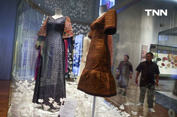 รูป-รำลึกพระมหากรุณาธิคุณด้านผ้าไทย พิพิธภัณฑ์ผ้าฯ เปิดเข้าชมฟรี ตามรอย "ชุดไทยราชนิยม" สะท้อนพระอัจฉริยภาพ ‘สมเด็จพระพันปีหลวง'-13