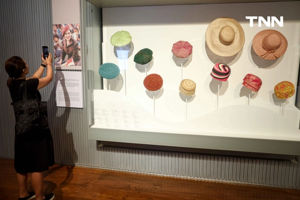 รูป-รำลึกพระมหากรุณาธิคุณด้านผ้าไทย พิพิธภัณฑ์ผ้าฯ เปิดเข้าชมฟรี ตามรอย "ชุดไทยราชนิยม" สะท้อนพระอัจฉริยภาพ ‘สมเด็จพระพันปีหลวง'-15