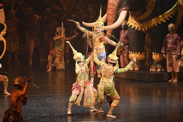 รูป-เจ้าฟ้าสิริวัณณวรีฯ ทอดพระเนตรการแสดงโขนมูลนิธิส่งเสริมศิลปาชีพฯ-20