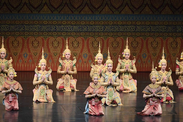 รูป-เจ้าฟ้าสิริวัณณวรีฯ ทอดพระเนตรการแสดงโขนมูลนิธิส่งเสริมศิลปาชีพฯ-19