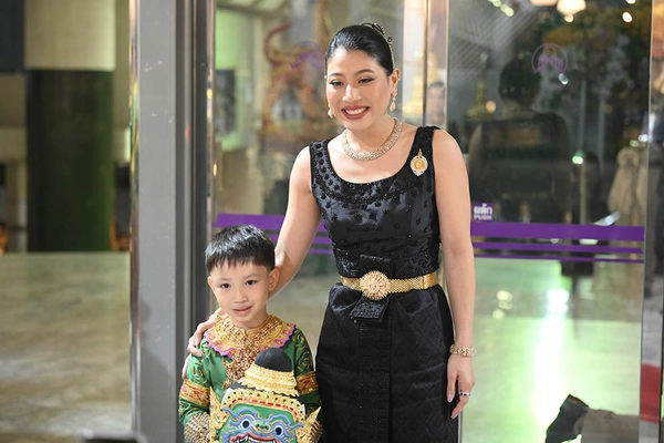 รูป-เจ้าฟ้าสิริวัณณวรีฯ ทอดพระเนตรการแสดงโขนมูลนิธิส่งเสริมศิลปาชีพฯ-15