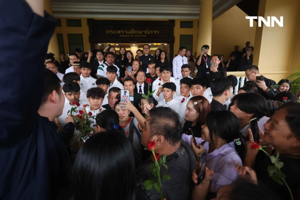 รูป-รมต.ศึกษาธิการ พบ โรงเรียนหมอนทองวิทยา จาก กระแส”หมอนทองฟีเวอร์" สู่การผลักดันการพัฒนาและส่งเสริมการกีฬาในโรงเรียนที่ด้อยโอกาส-16