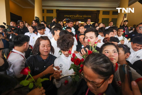 รูป-รมต.ศึกษาธิการ พบ โรงเรียนหมอนทองวิทยา จาก กระแส”หมอนทองฟีเวอร์" สู่การผลักดันการพัฒนาและส่งเสริมการกีฬาในโรงเรียนที่ด้อยโอกาส-15