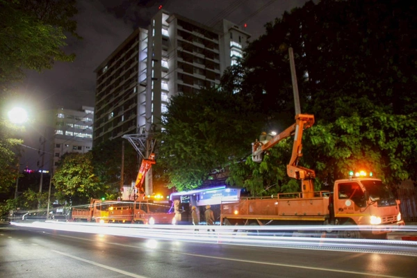 รูป-MEA รื้อถอนสายไฟฟ้า “ถนนอังรีดูนังต์” พลิกโฉมมหานครสู่ “ถนนสวยไร้เสาสาย” เต็มรูปแบบ -8
