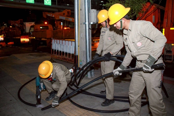 รูป-MEA รื้อถอนสายไฟฟ้า “ถนนอังรีดูนังต์” พลิกโฉมมหานครสู่ “ถนนสวยไร้เสาสาย” เต็มรูปแบบ -10
