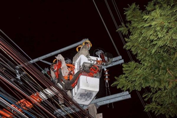 รูป-MEA รื้อถอนสายไฟฟ้า “ถนนอังรีดูนังต์” พลิกโฉมมหานครสู่ “ถนนสวยไร้เสาสาย” เต็มรูปแบบ -4