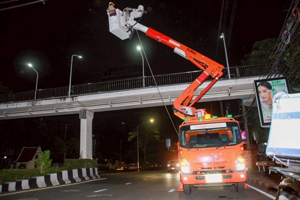 รูป-MEA รื้อถอนสายไฟฟ้า “ถนนอังรีดูนังต์” พลิกโฉมมหานครสู่ “ถนนสวยไร้เสาสาย” เต็มรูปแบบ -14