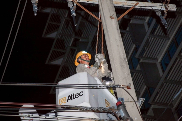 รูป-MEA รื้อถอนสายไฟฟ้า “ถนนอังรีดูนังต์” พลิกโฉมมหานครสู่ “ถนนสวยไร้เสาสาย” เต็มรูปแบบ -15