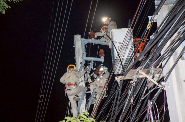 รูป-MEA รื้อถอนสายไฟฟ้า “ถนนอังรีดูนังต์” พลิกโฉมมหานครสู่ “ถนนสวยไร้เสาสาย” เต็มรูปแบบ -6