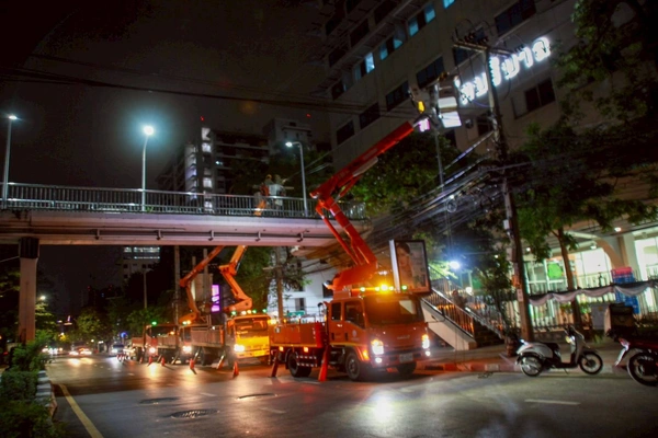 รูป-MEA รื้อถอนสายไฟฟ้า “ถนนอังรีดูนังต์” พลิกโฉมมหานครสู่ “ถนนสวยไร้เสาสาย” เต็มรูปแบบ -7