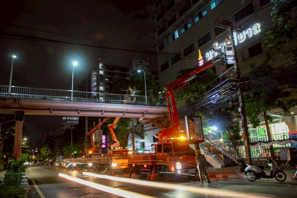 รูป-MEA รื้อถอนสายไฟฟ้า “ถนนอังรีดูนังต์” พลิกโฉมมหานครสู่ “ถนนสวยไร้เสาสาย” เต็มรูปแบบ -9
