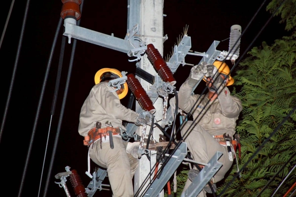 รูป-MEA รื้อถอนสายไฟฟ้า “ถนนอังรีดูนังต์” พลิกโฉมมหานครสู่ “ถนนสวยไร้เสาสาย” เต็มรูปแบบ -5