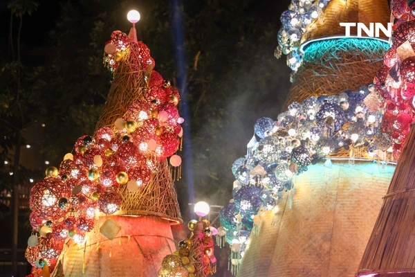 รูป-เที่ยวงานภาคเหนือหน้าหนาว “เทศกาลสีสันกาสะลอง 2025” ชม “ต้นคริสต์มาสหมอกพันวา” ถ่ายทอดอัตลักษณ์ของ 4 ชนเผ่าจากยอดดอยสูง-11